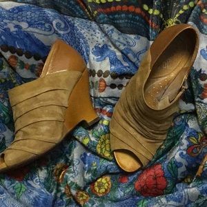 NAYA Suede peep-toe bootie w/ wood grain heel 7W